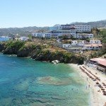chersonissos-vakantie-jongeren-strand-kustlijn