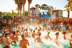 feesten in zwembad